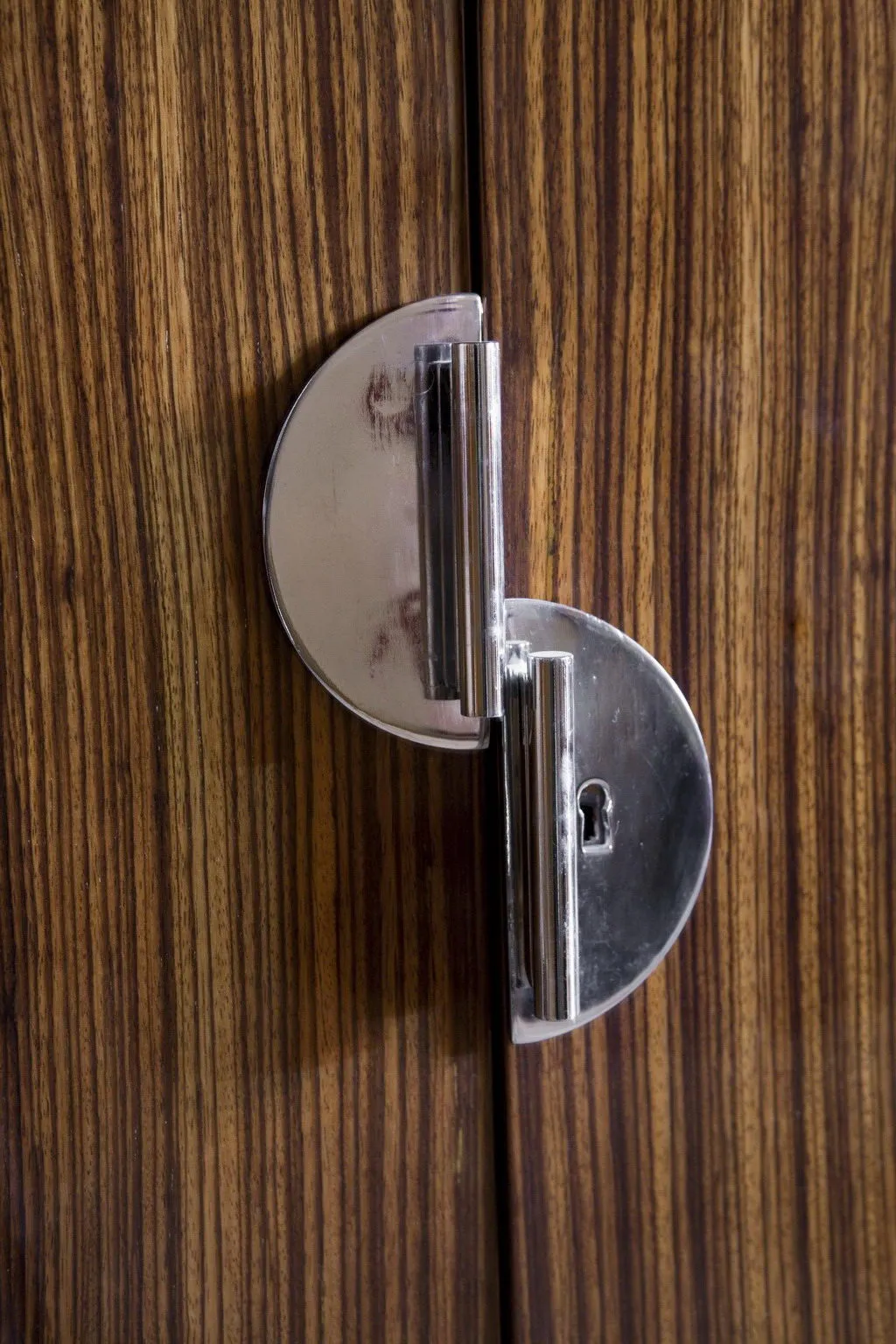 Serrure sur la porte d'une bibliothèque ancienne en bois