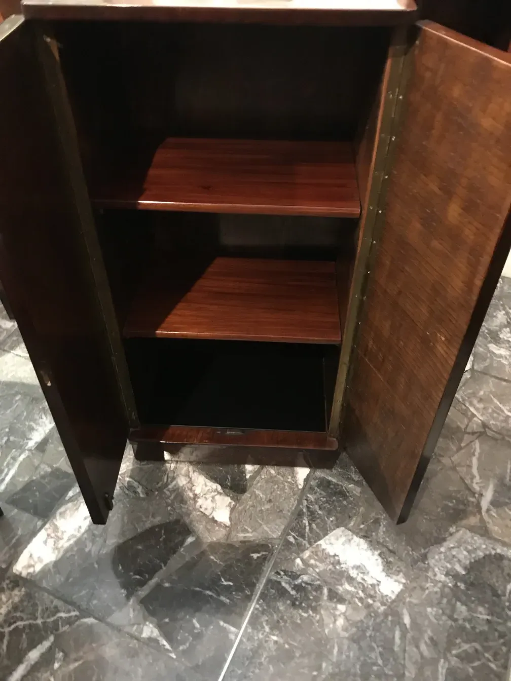 Libreria antica con vari scomparti, stile classico.