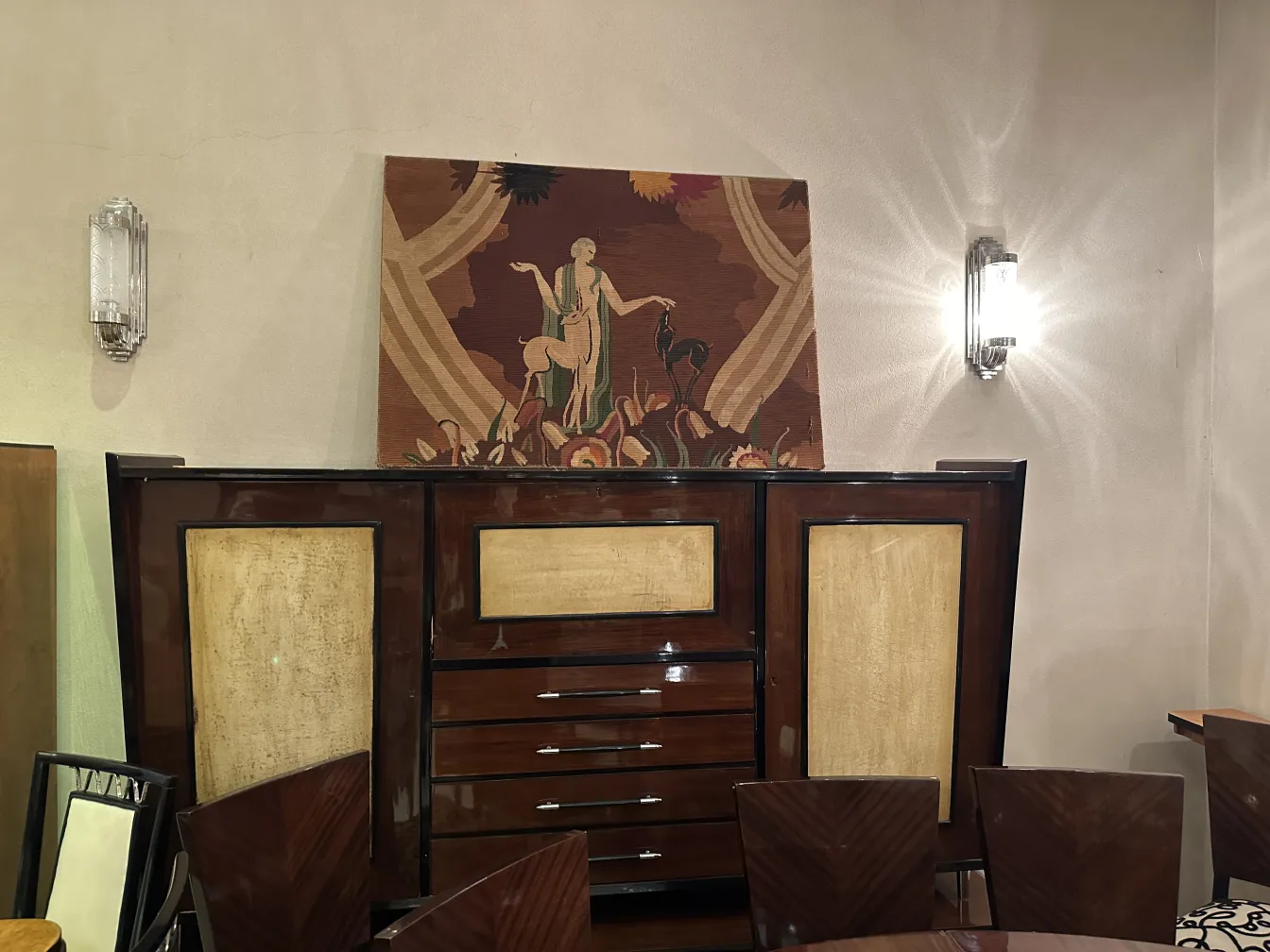 Biblioteca antigua con detalles elegantes y textura distintiva, ambiente clásico.