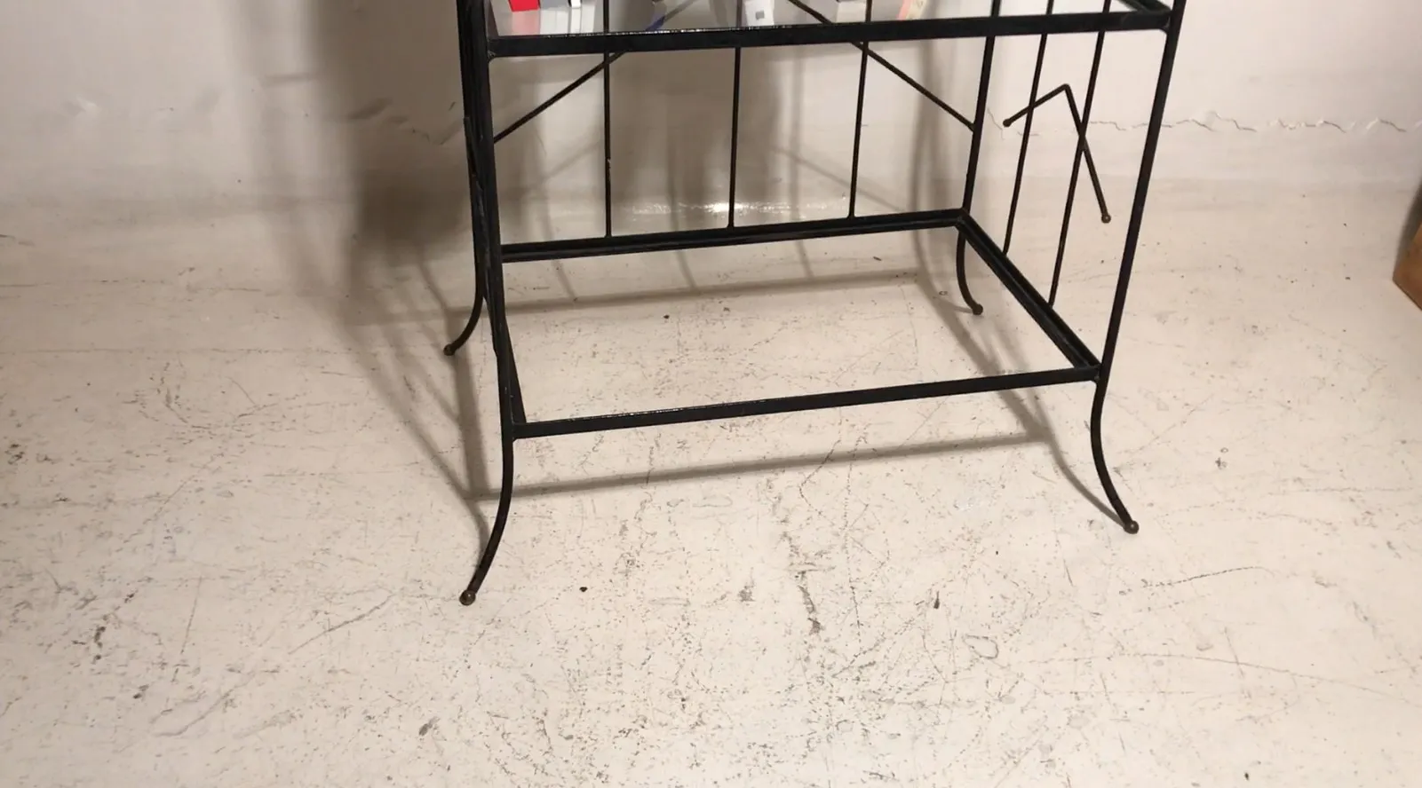 काले रंग की प्राचीन किताबों की अलमारी, किताबों के लिए आदर्श, सुरुचिपूर्ण डिजाइन।