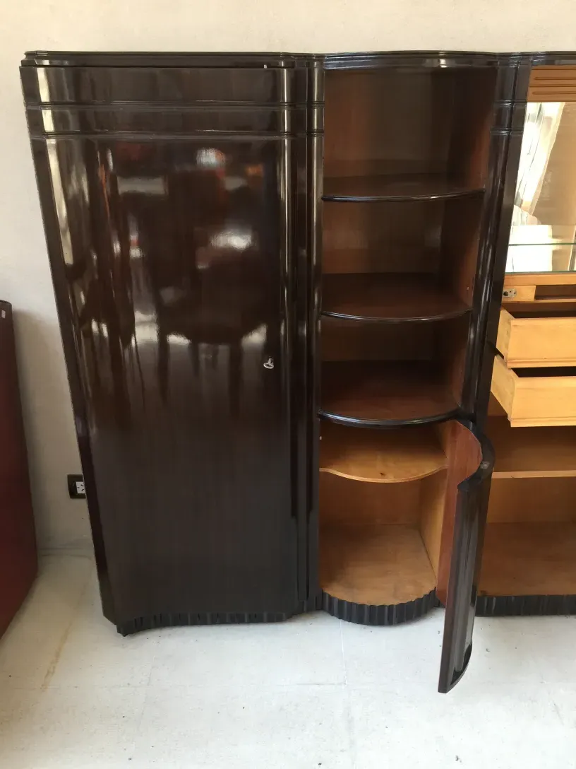 Wunderschönes antikes Bücherregal mit eleganten und funktionalen Oberflächen.