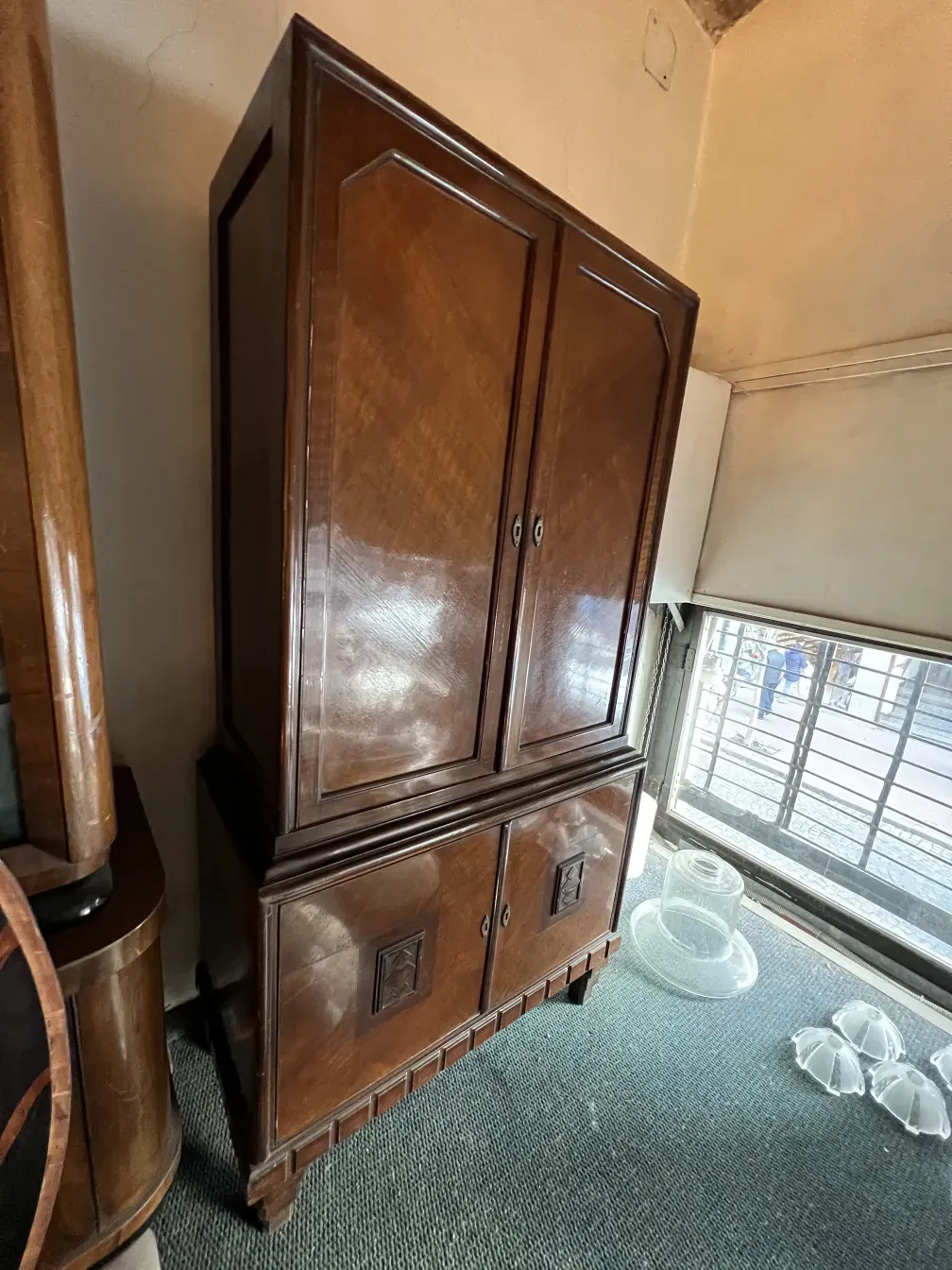 Libreria antica con due armadi e scaffali. Atmosfera accogliente.