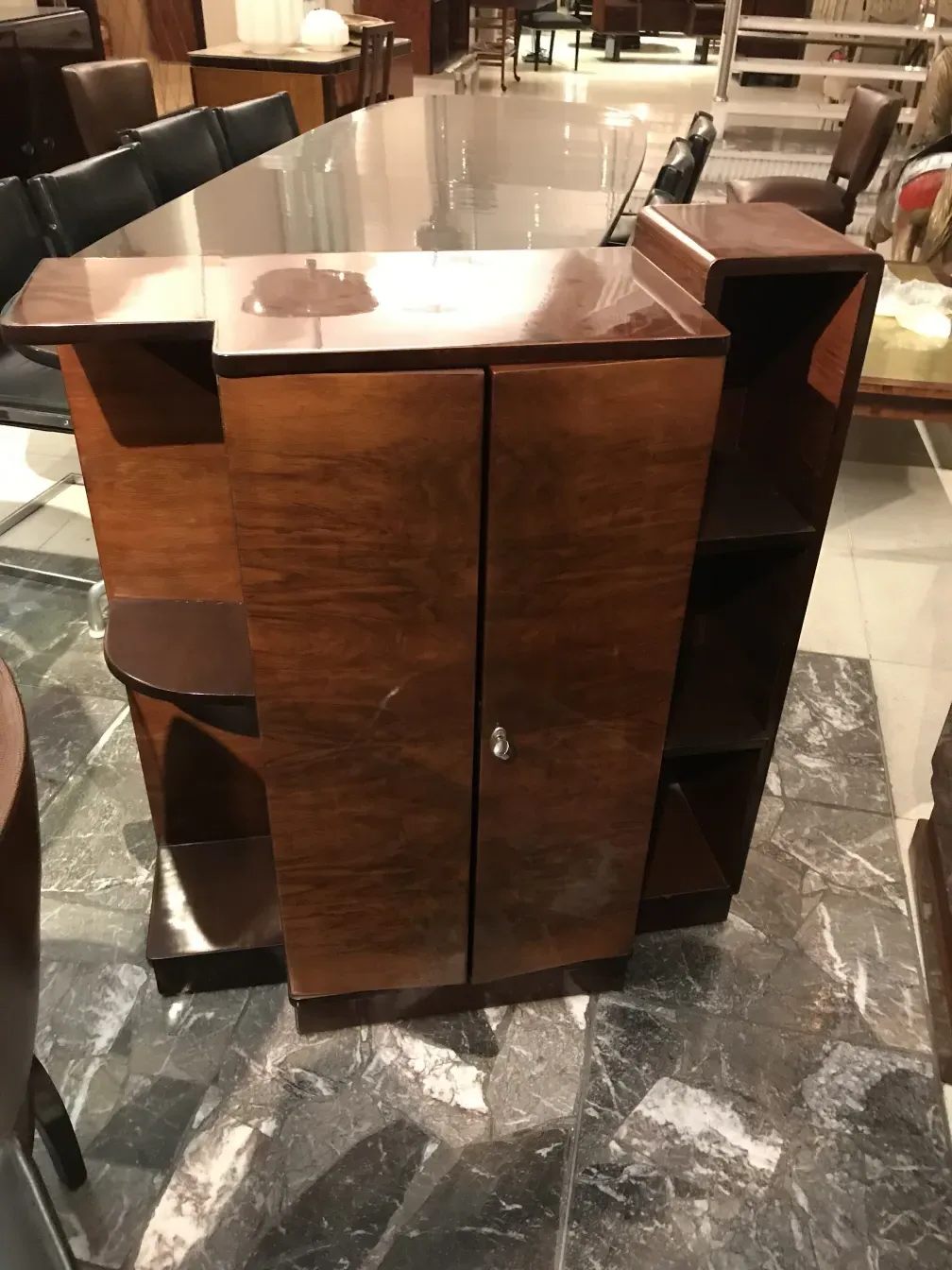 Bibliothèque ancienne avec un design élégant et des détails frappants.