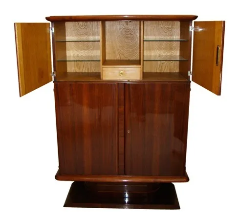 Biblioteca antiga com prateleiras de vidro e acabamento elegante.