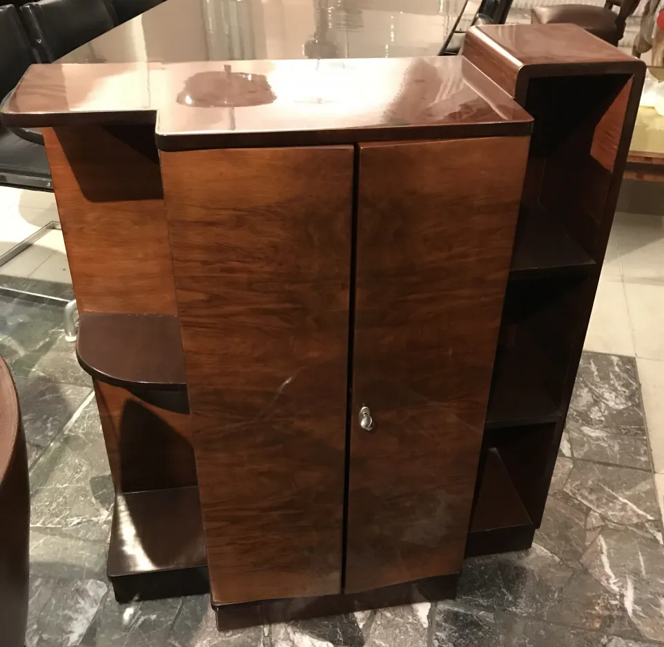 Libreria antica con ripiani, design elegante e originale.