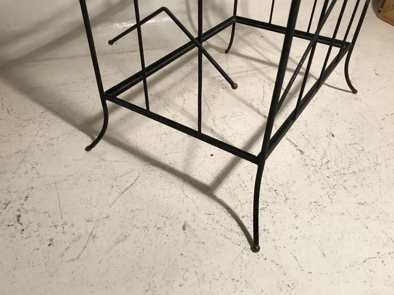 Bibliothèque ancienne avec un design complexe et des pieds élégants.