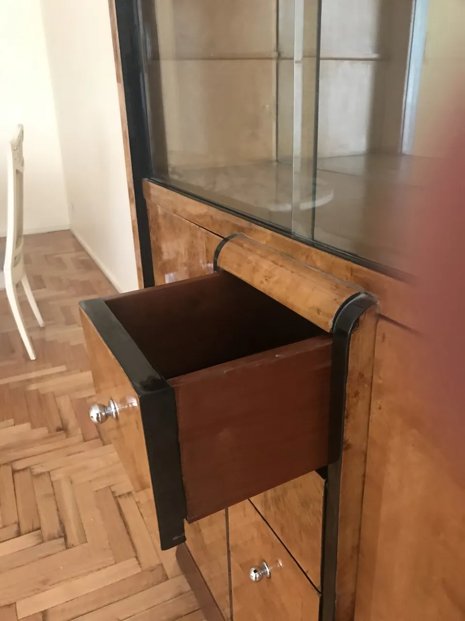 Antikes Bücherregal mit einfachem Design und sichtbarem Fach, hellem Hintergrund.