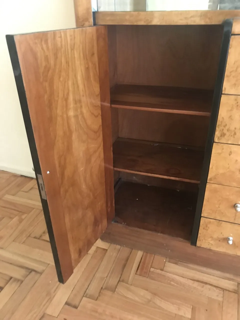 Libreria antica con scaffali in legno, porta aperta, atmosfera accogliente.