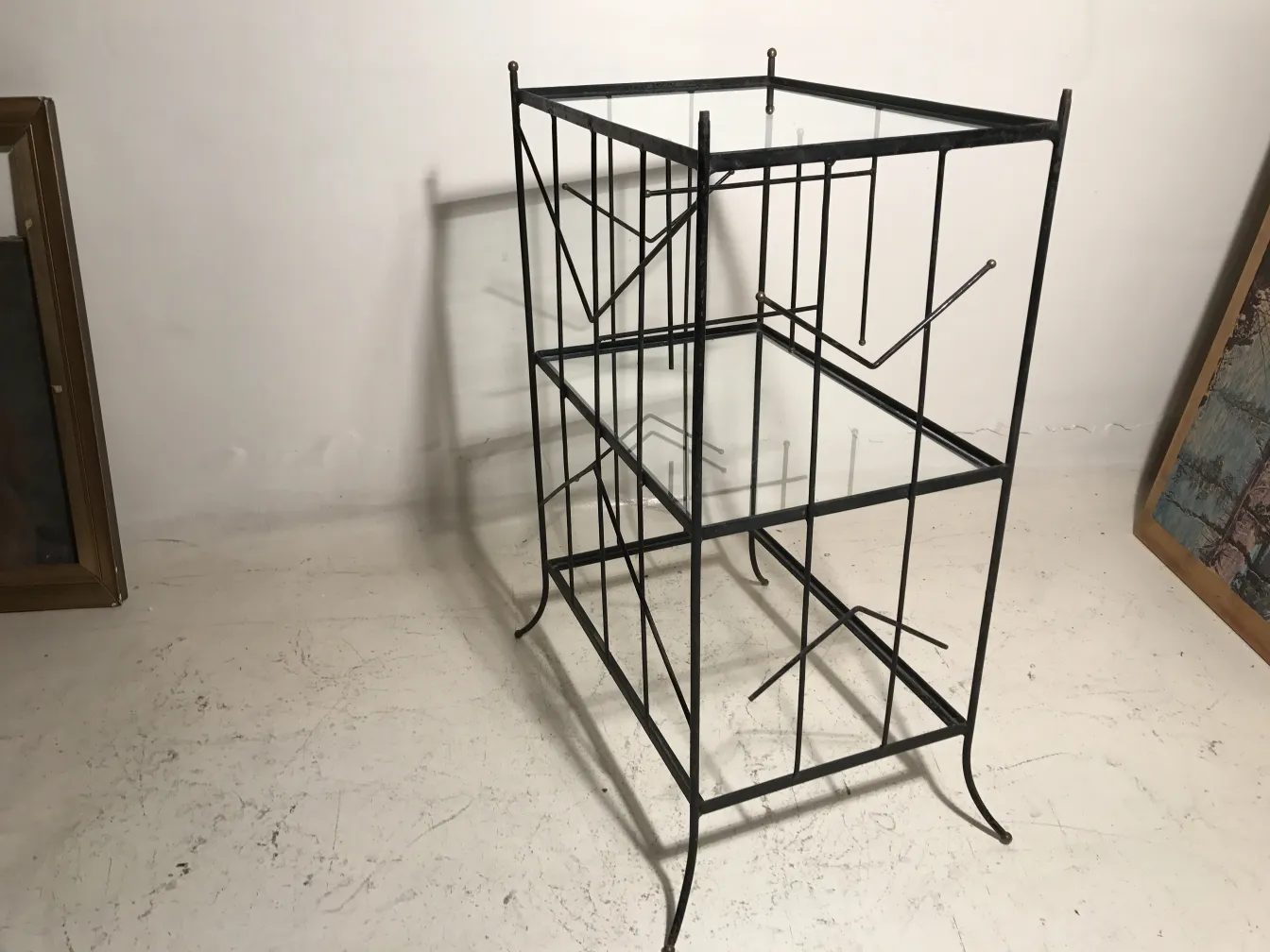 黒い古い本棚、明るい背景にオープンシェルフを持っています。