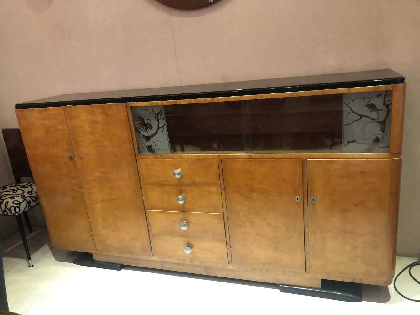 Antikes Bücherregal mit Regalen und Glastüren, elegant und funktional in einem modernen Raum.