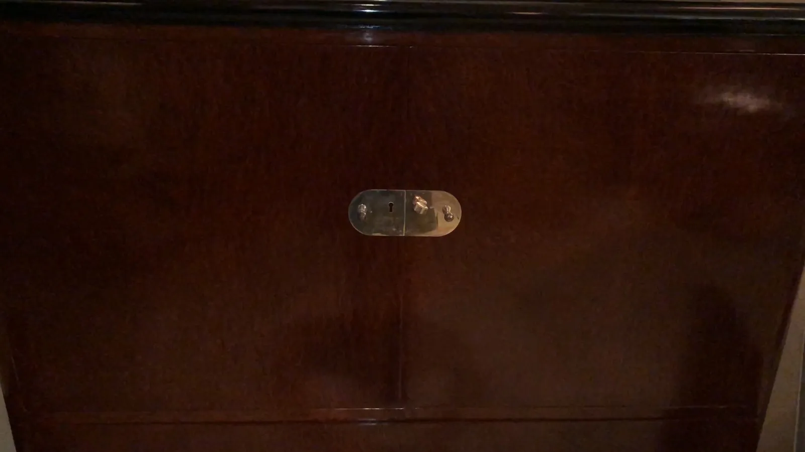 biblioteca antigua de madera con cerradura