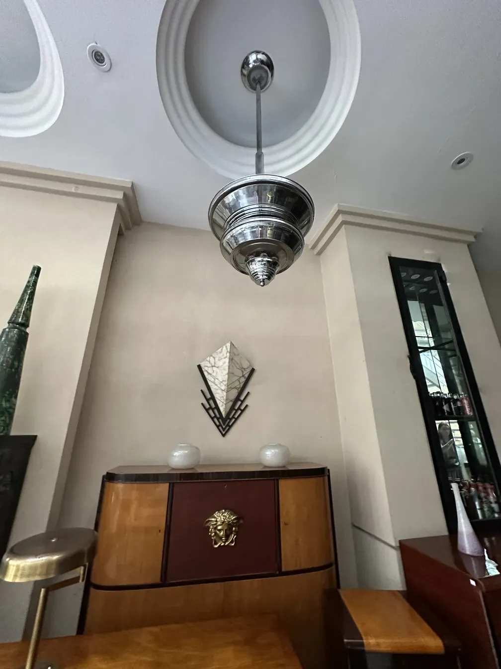 Libreria antica con design notevole in un ambiente elegante.