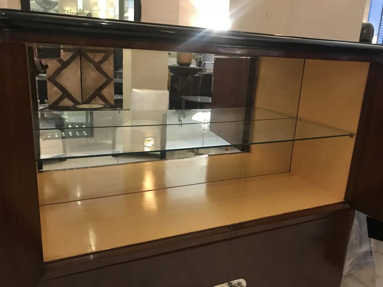 bibliothèque antique en verre avec étagères visibles dans un cadre décoratif