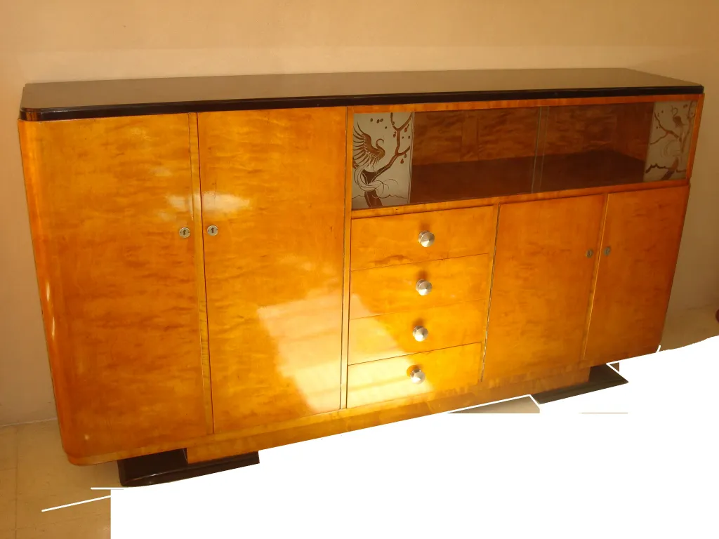 Estante de livros antigo com acabamento elegante e brilhante, com detalhes decorativos nas portas.