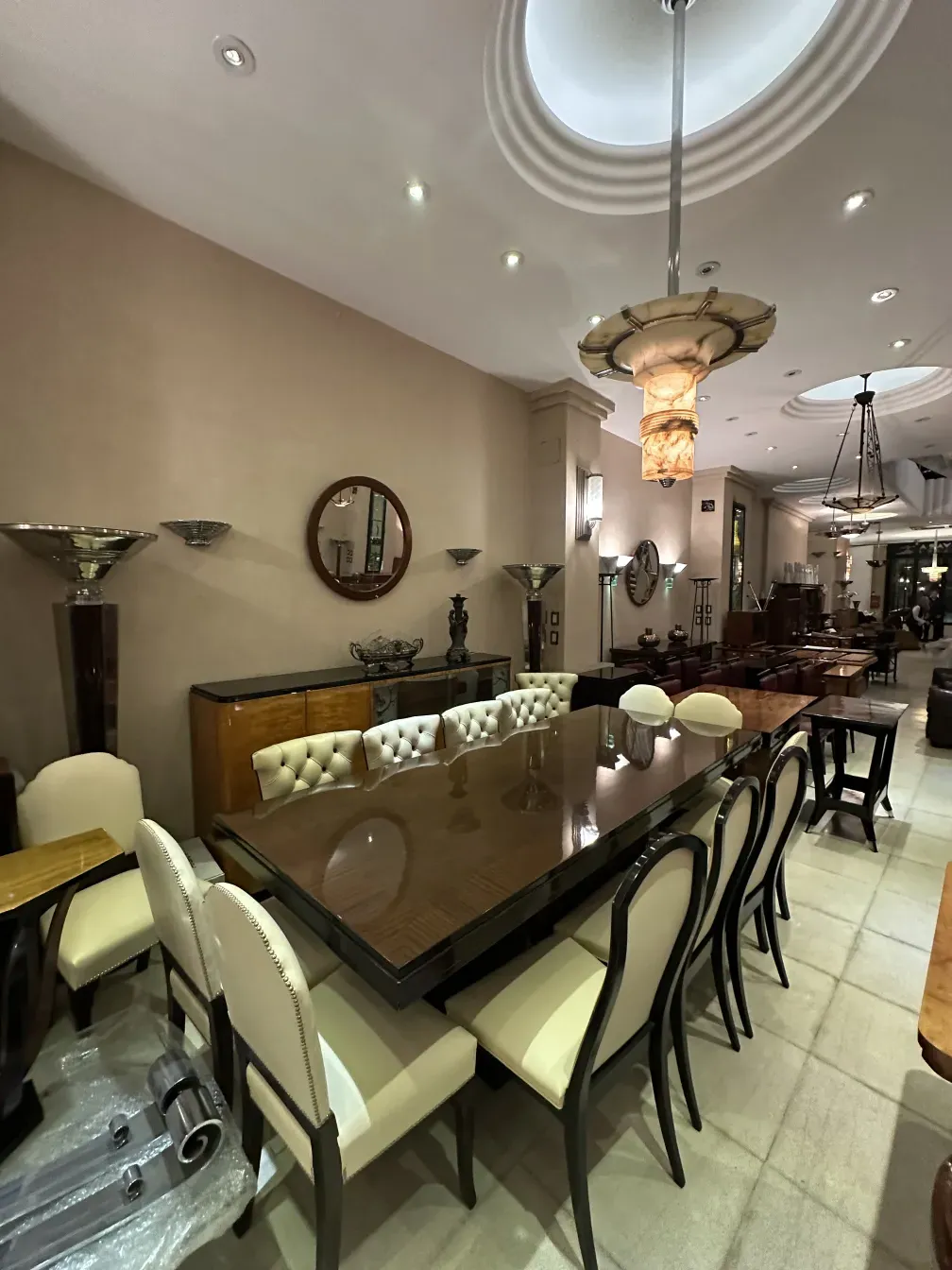 Libreria antica con design classico e oggetti decorativi.