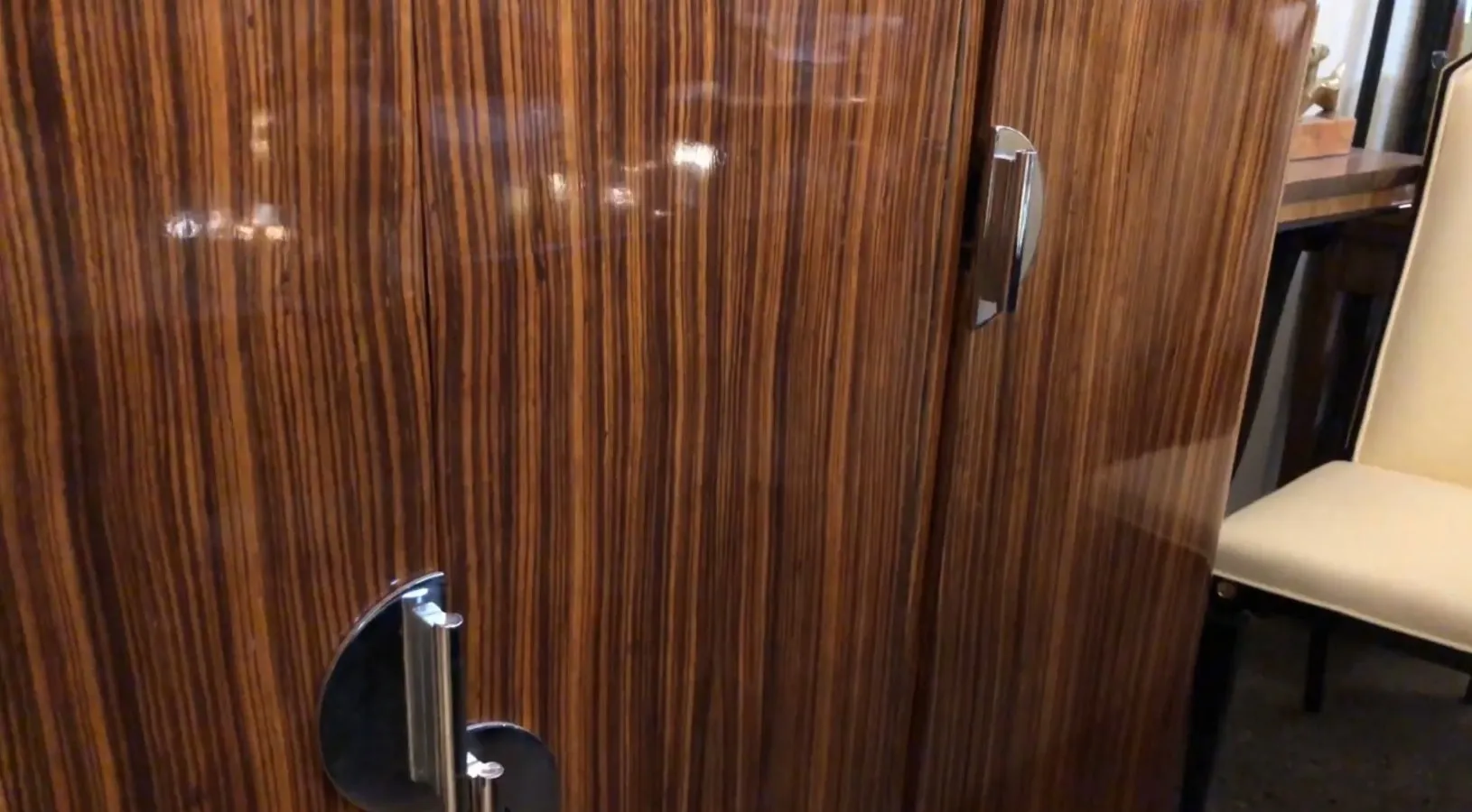 Libreria antica con porte lucide e dettagli eleganti.