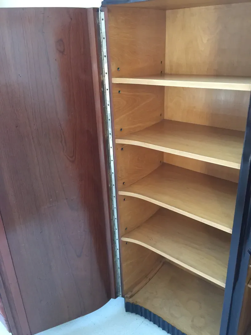 Antica libreria con più scomparti e uno sfondo notevole