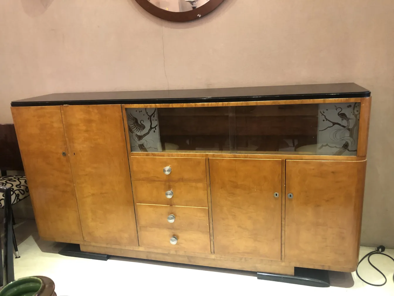 antikes Bücherregal mit detailliertem Design und Glas