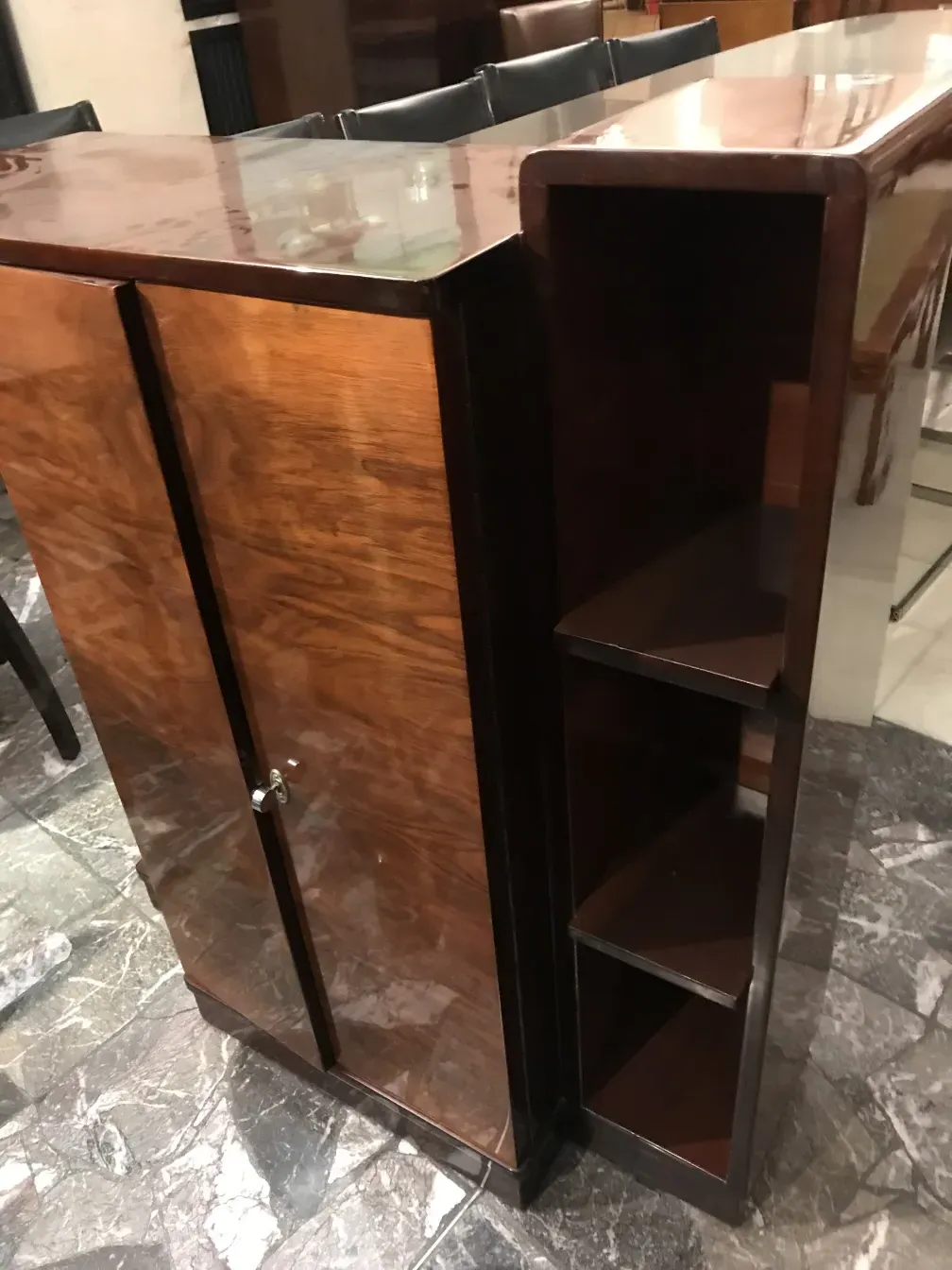 libreria antica con scaffali in uno stile classico ed elegante, decorativa.