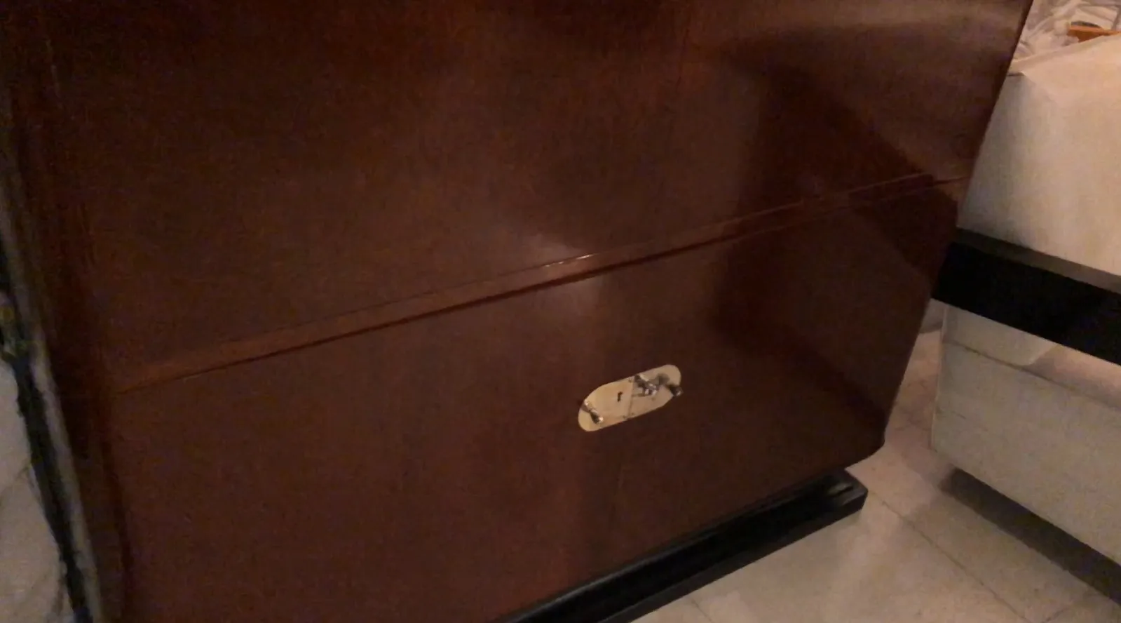 Estante de livros antigo com detalhes refinados e design elegante em um ambiente acolhedor.