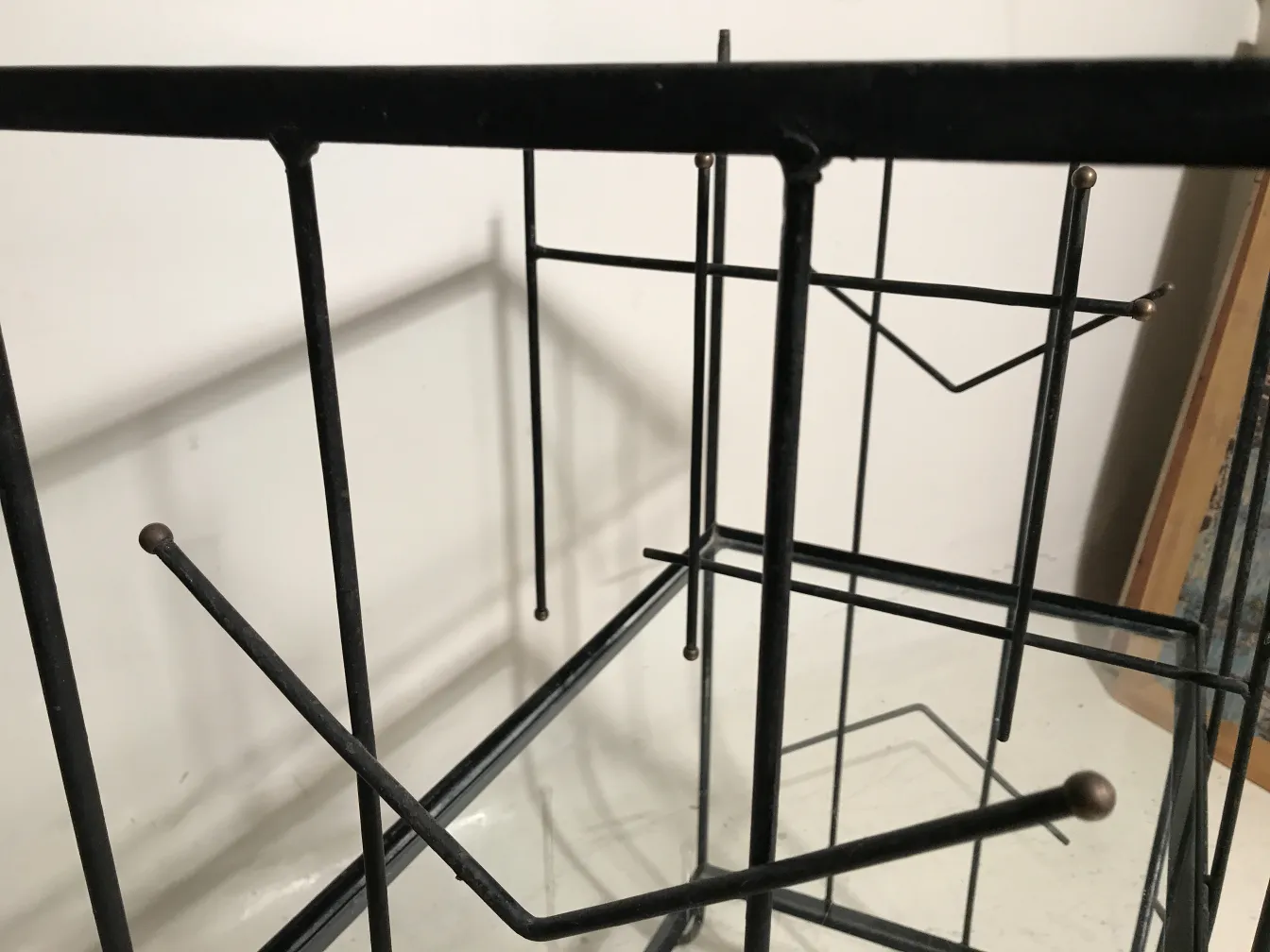 古老书架的细节，带开放式架子，优雅设计。