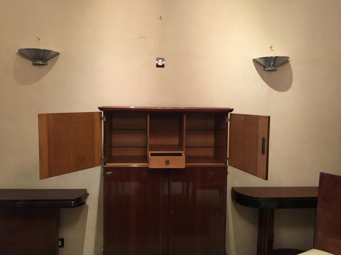 bibliothèque antique en bois avec portes ouvertes et un ambiance élégante