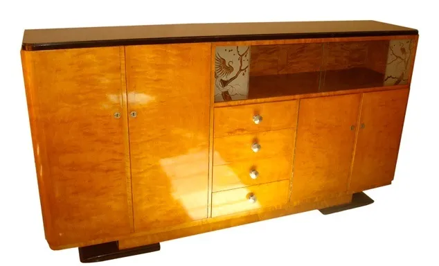 Mueble antiguo con acabado claro y detalles en vidrio, ideal para libros.