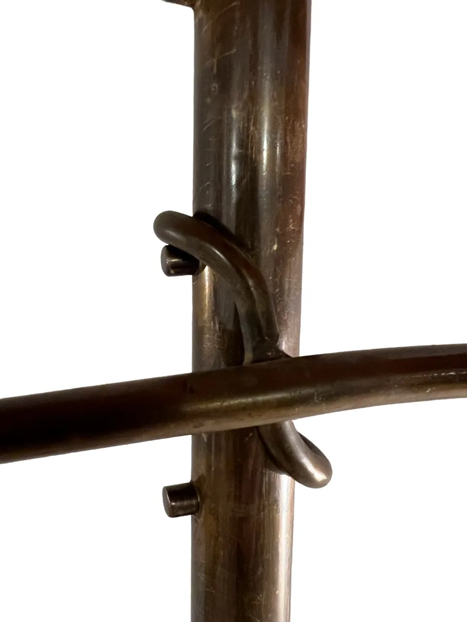 Detalle de un soporte de lampara de pie antigua y elegante