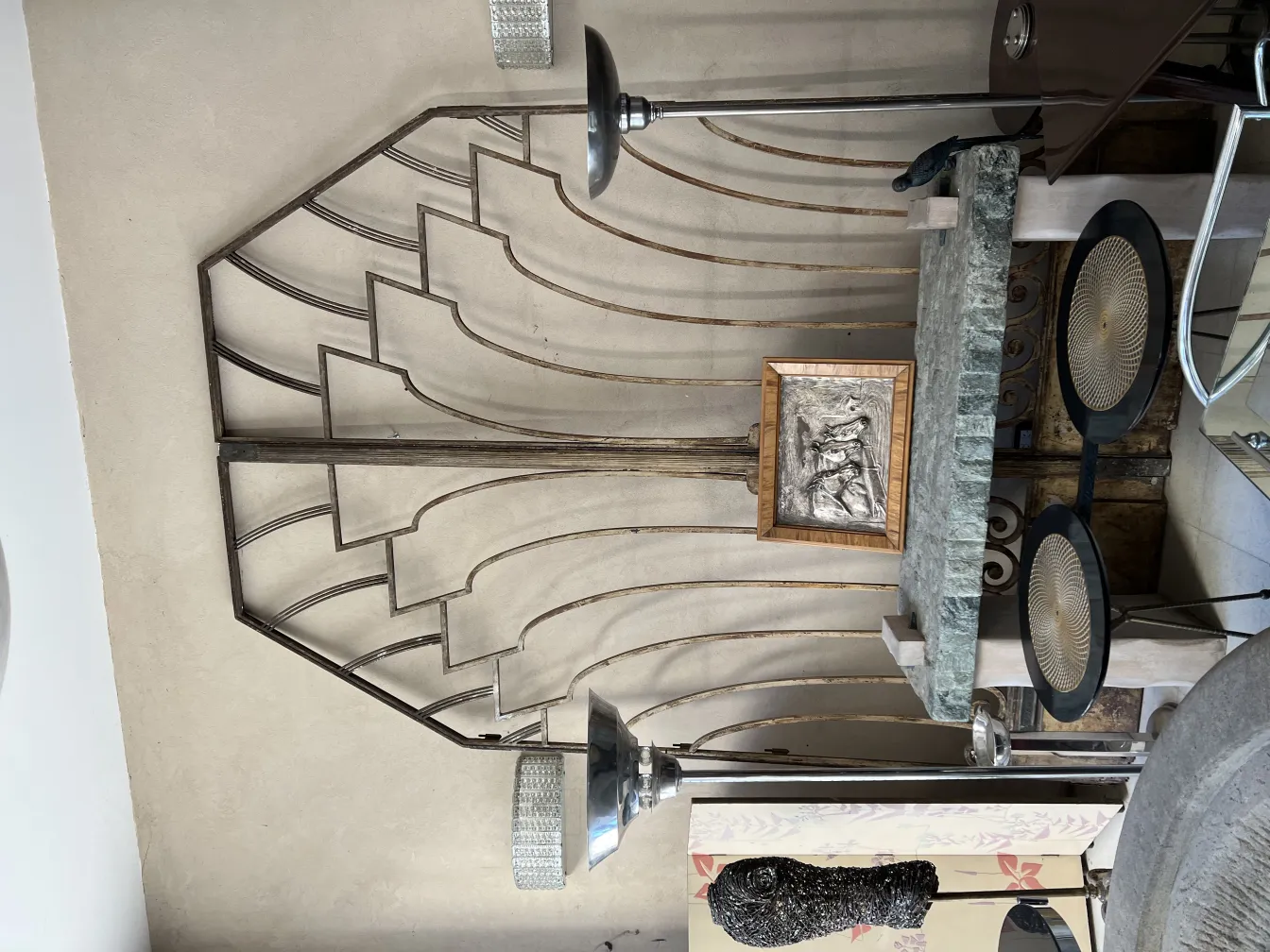 lampara de pie antigua con un elegante diseño curvo, destaca en un ambiente sofisticado