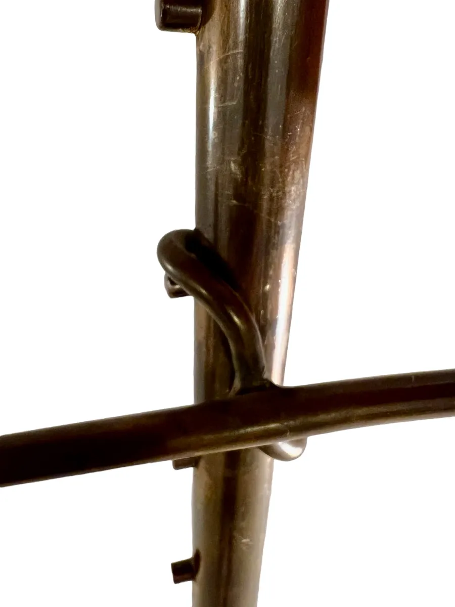 antike stehleuchte mit elegantem Design und stabiler Basis