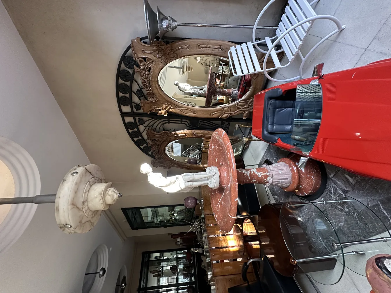 Lampada da terra antica in un ambiente elegante con decorazioni lussuose