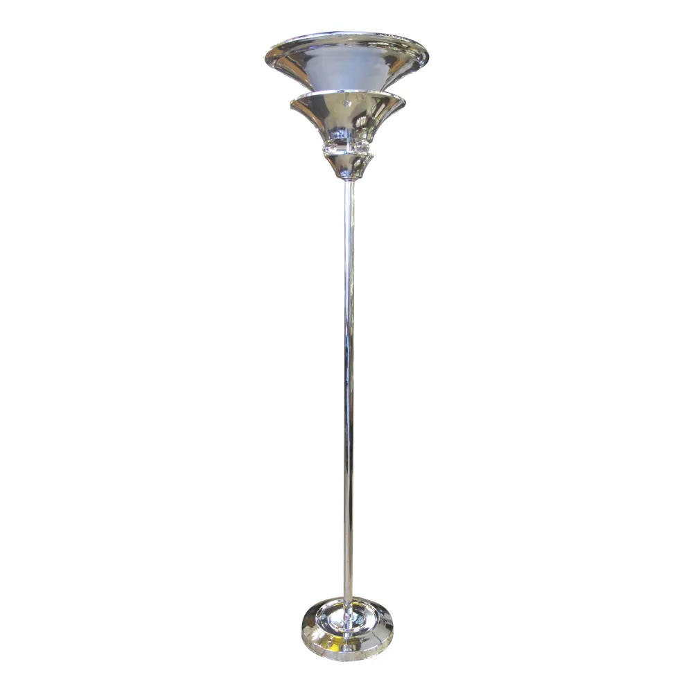 Lámpara de pie antigua con base redonda y pantalla elegante.