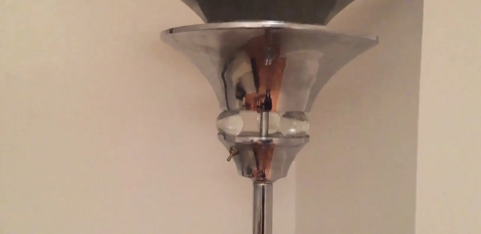 Lampada da terra antica con design elegante e aspetto raffinato, perfetta per qualsiasi ambiente.