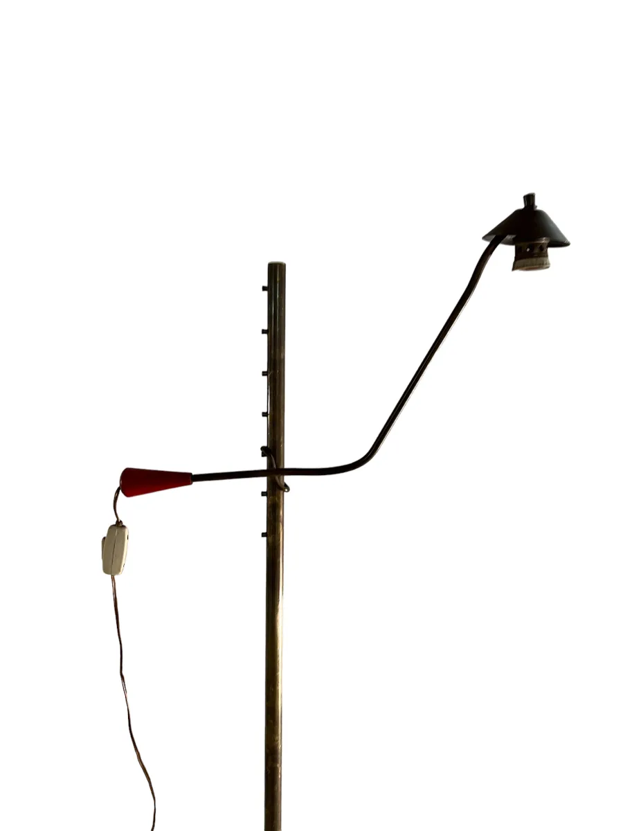 luminaria de pé antiga com braço curvado e detalhes coloridos, fundo branco