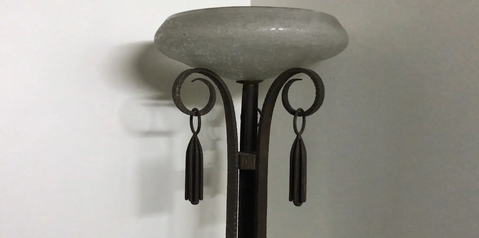 torchiere antique avec des détails décoratifs