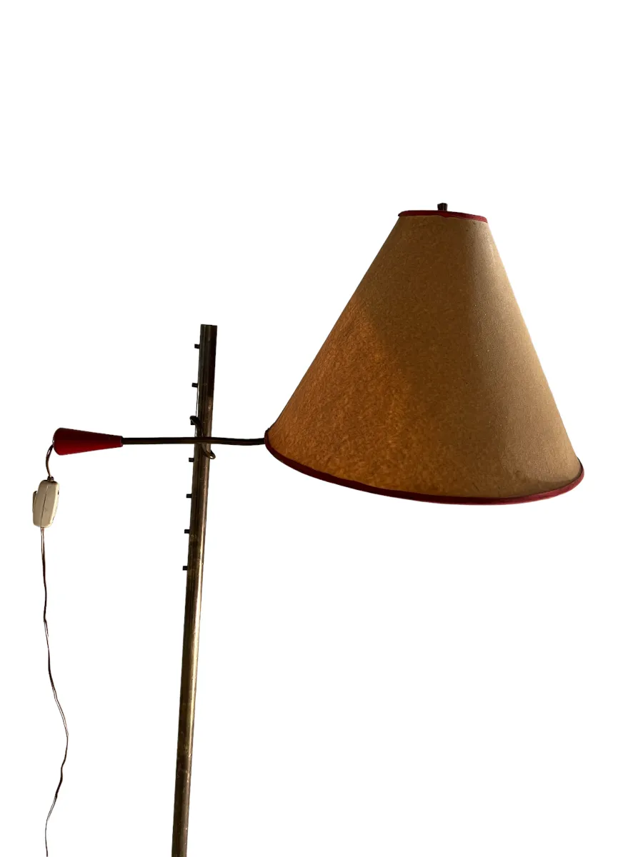 Lampada da terra antica con paralume marrone e dettagli rossi in un ambiente minimalista.
