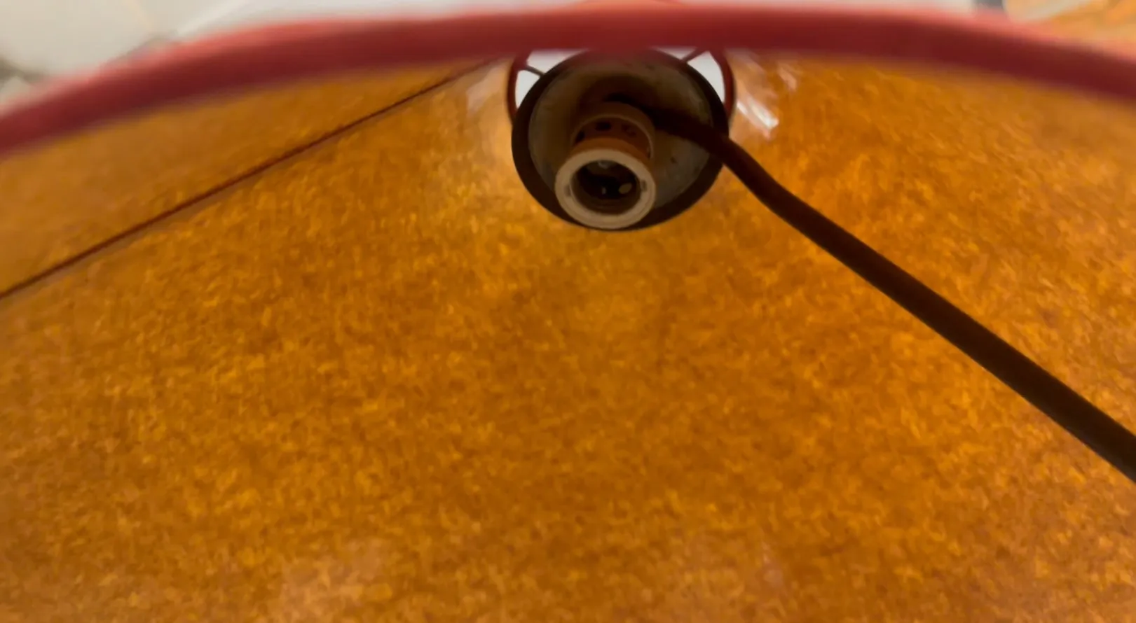 vista di lampada da terra antica con paralume dorato in una stanza