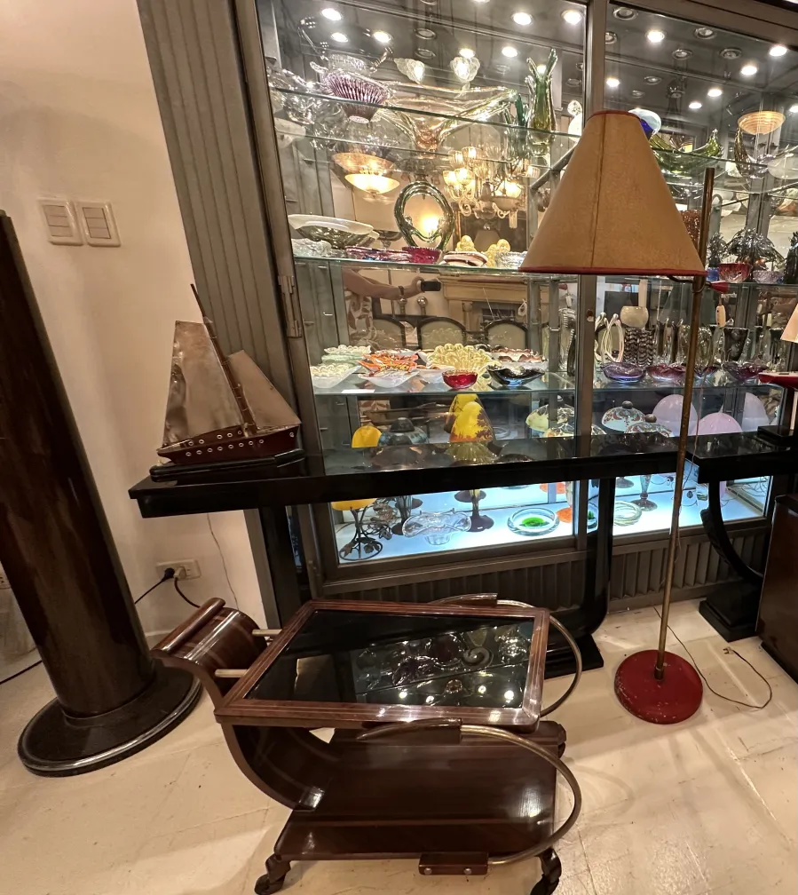 lampada da terra antica con paralume beige in un arredamento elegante