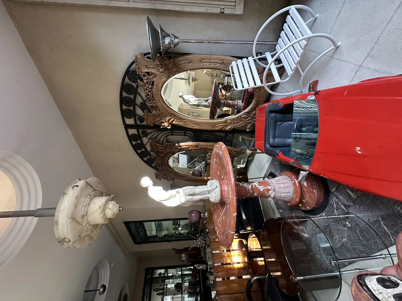 lampada da terra antica con base decorativa e paralume elegante, in un ambiente di antiquariato