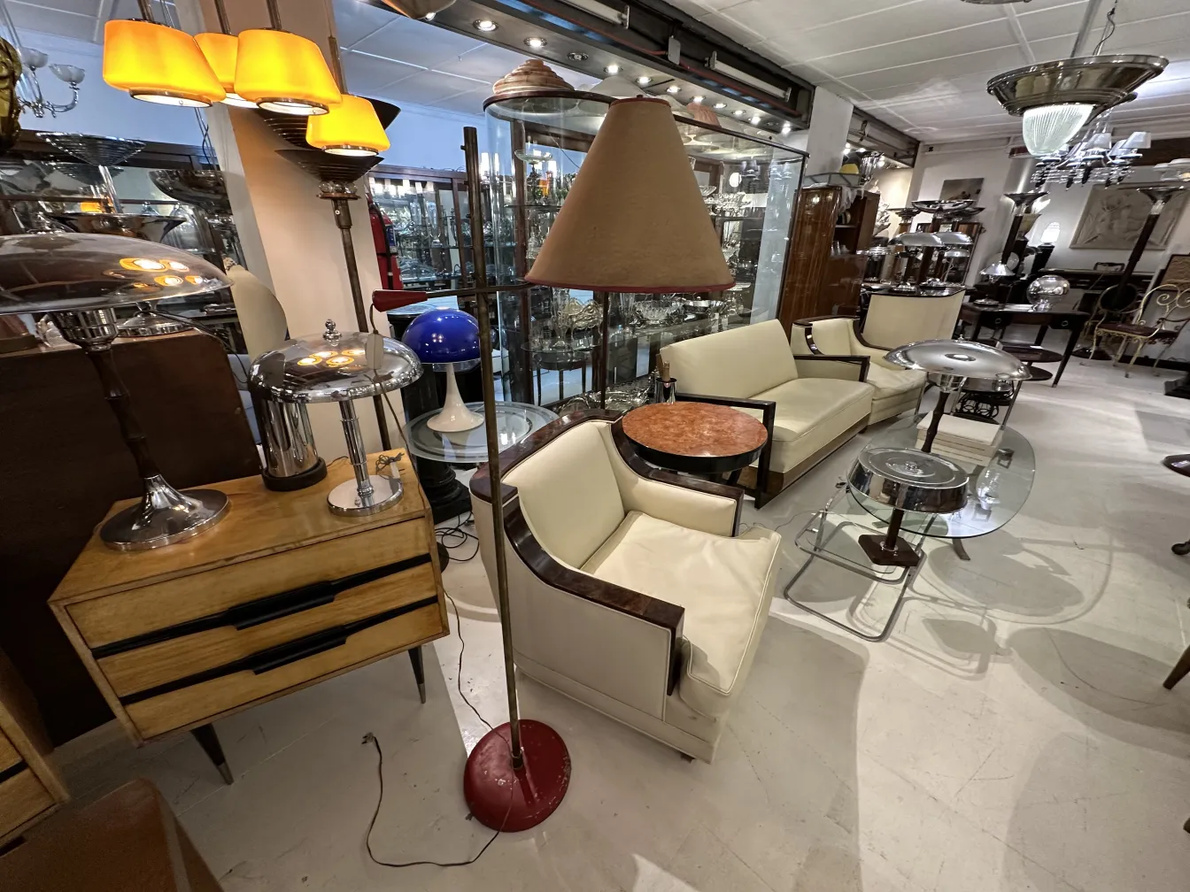 Antigua lámpara de pie con sombra cónica en ambiente vintage.