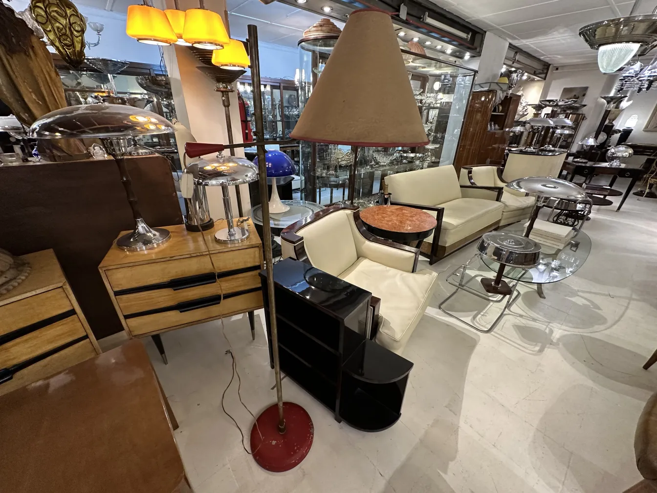 古代フロアランプコニックシェードがアンティーク店にある