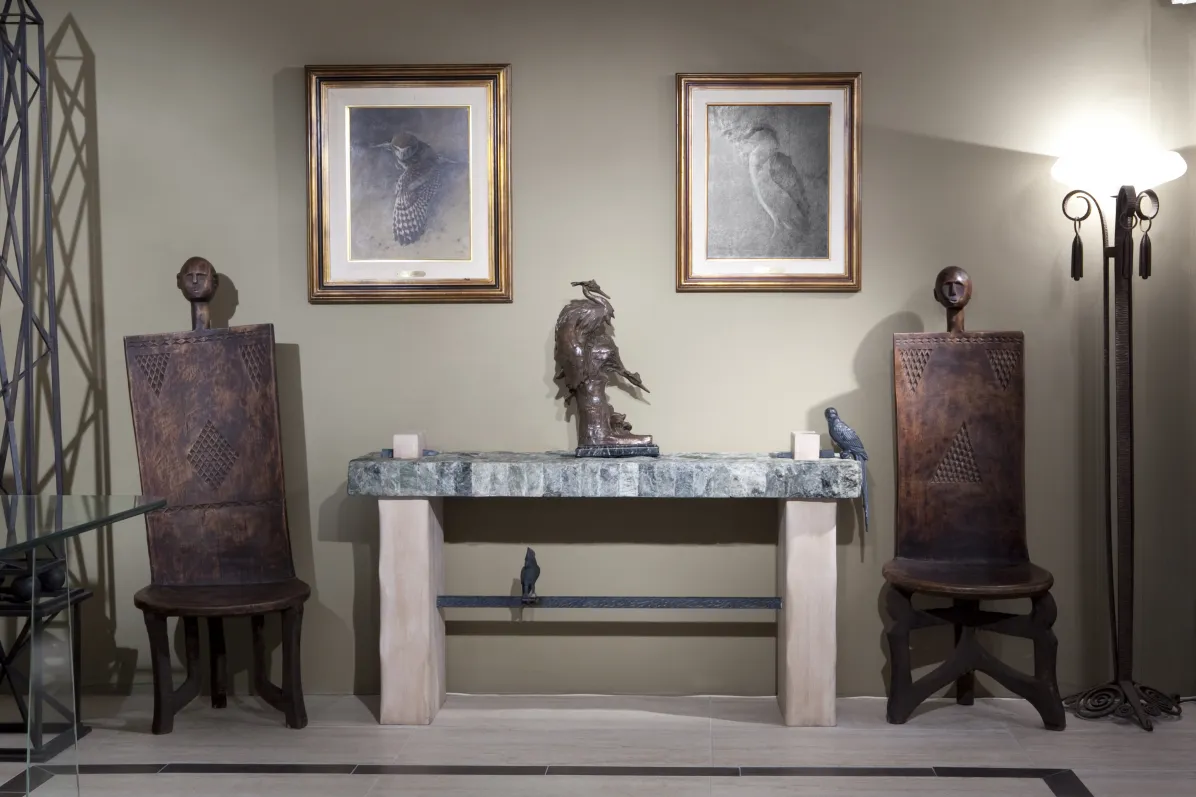 lampada da terra antica, luce soffusa in stanza decorata