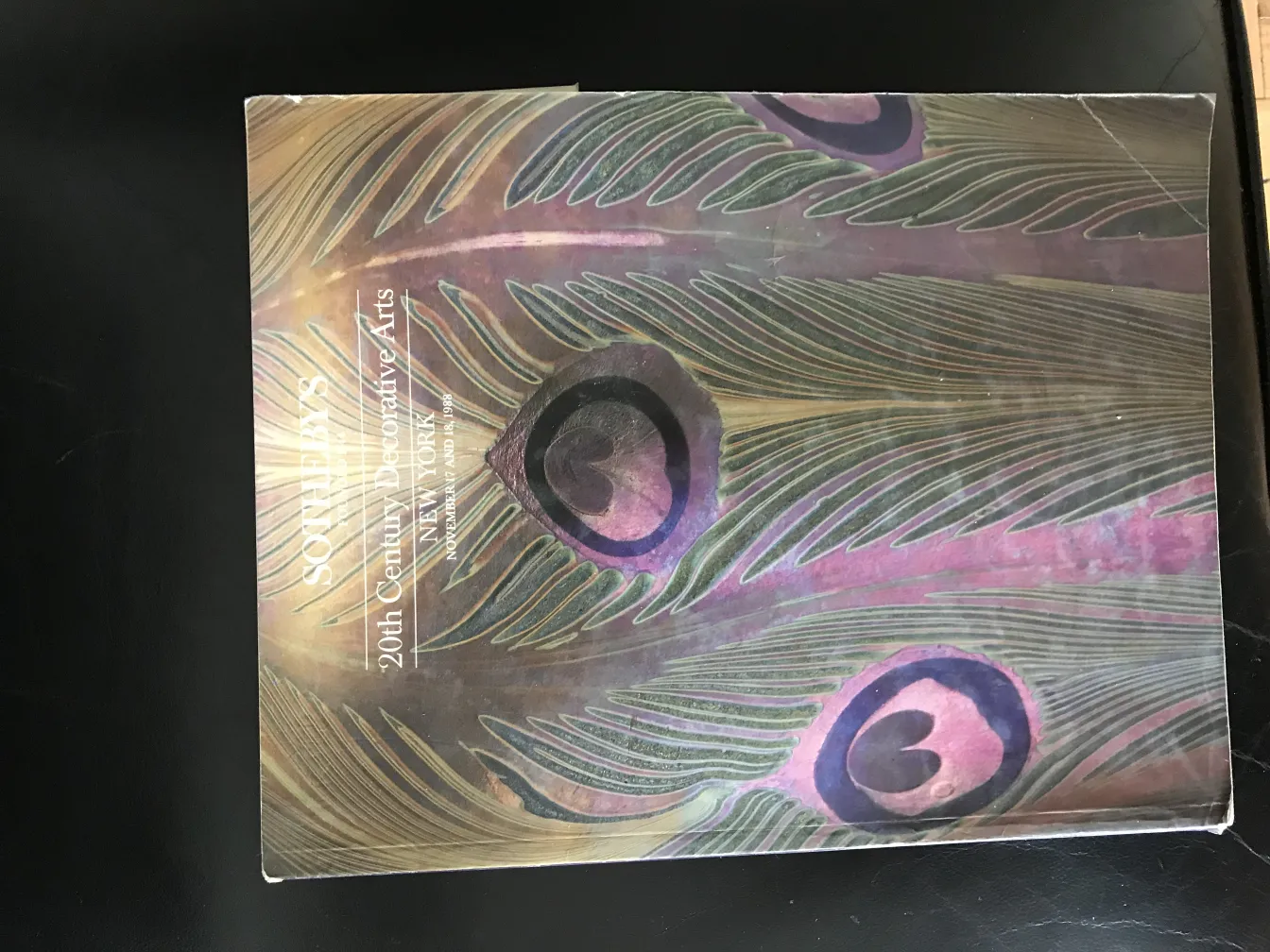 مصباح أرضي قديم بتصميمات فنية زاهية.