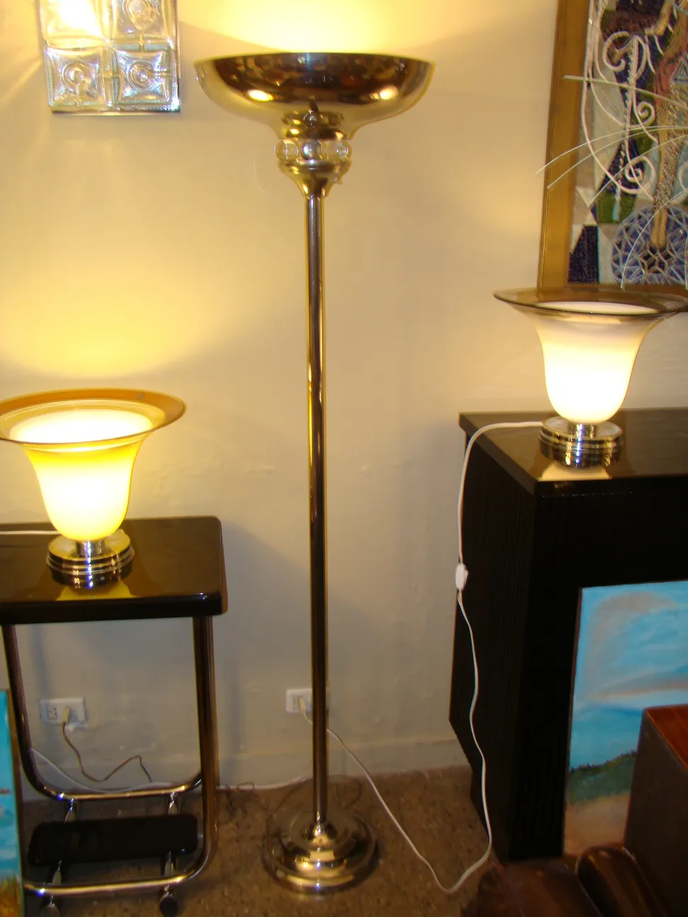 Antike Stehleuchte mit warmem Licht und elegantem Fuß