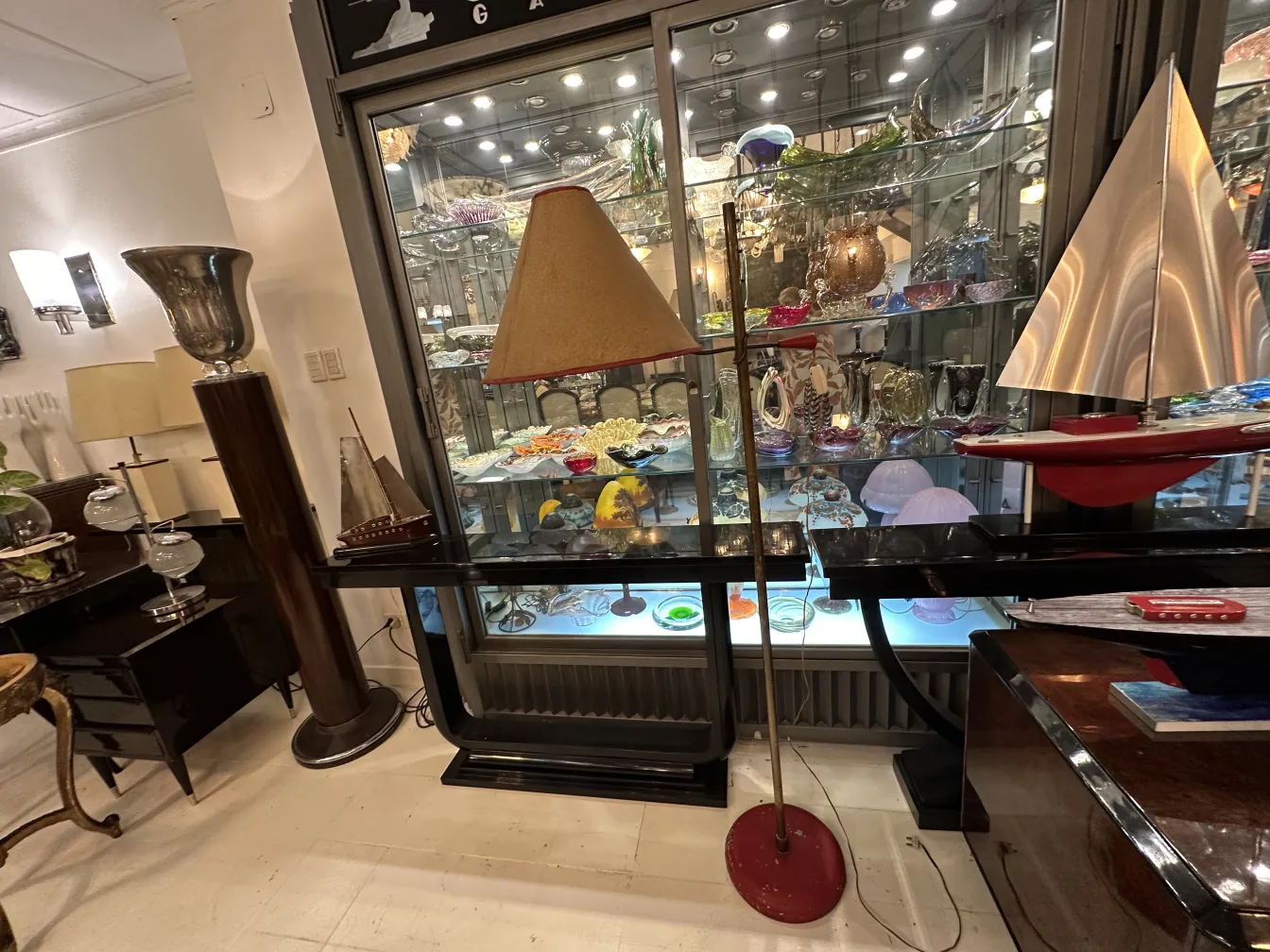 Lampada da terra antica con paralume triangolare, sfondo di antiquariato