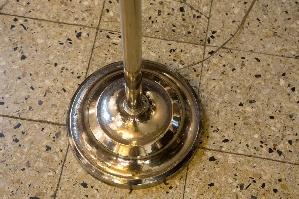 base della lampada da terra antica su pavimento decorativo