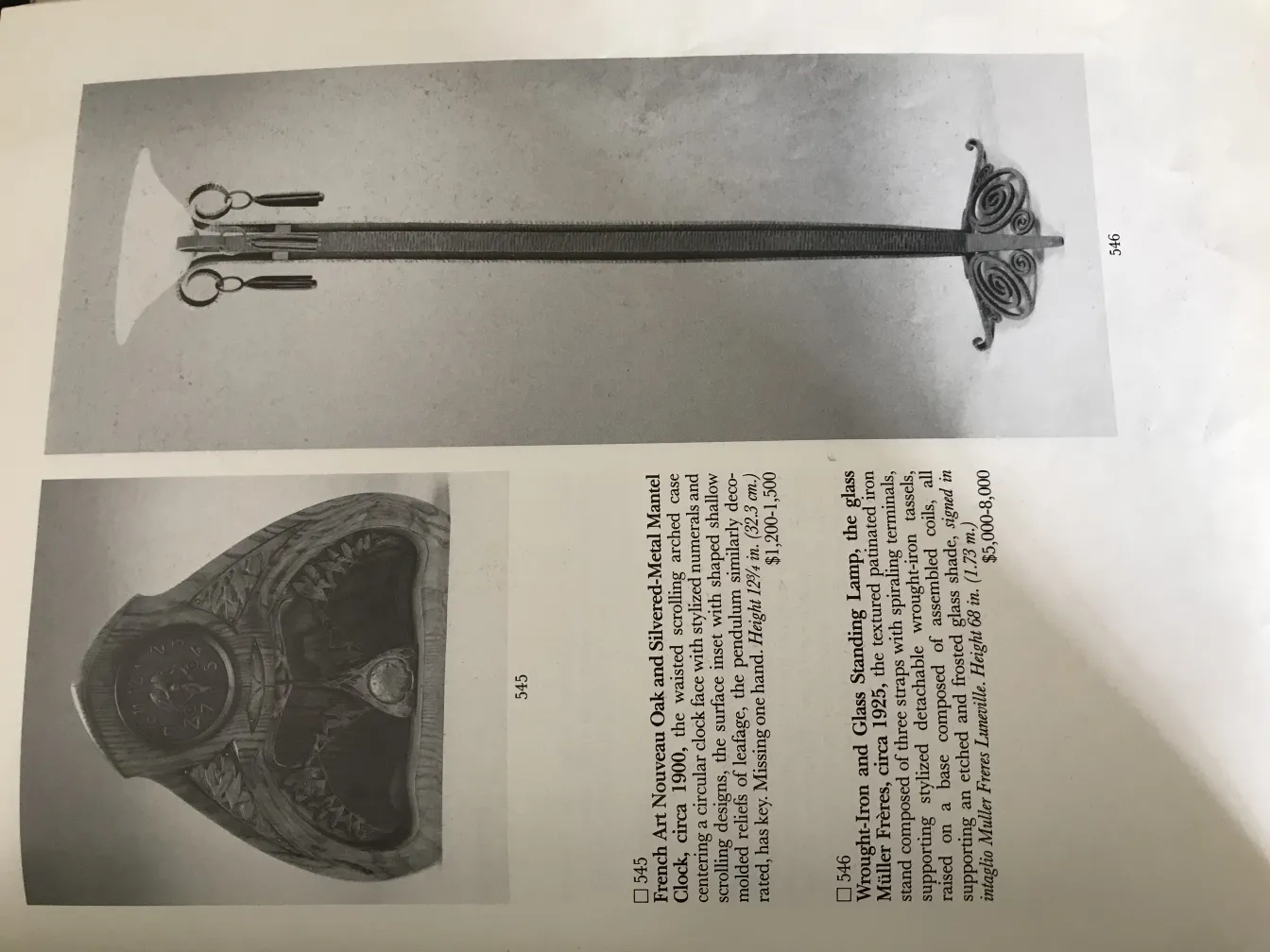 Lampada da terra antica e stilizzata con dettagli decorativi in un ambiente elegante.