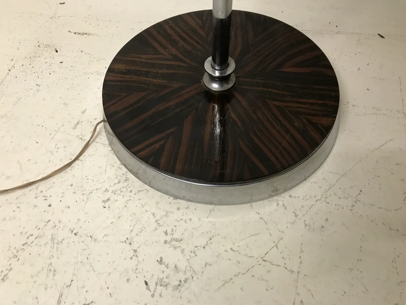 Lampada da terra antica con base elegante e design classico.