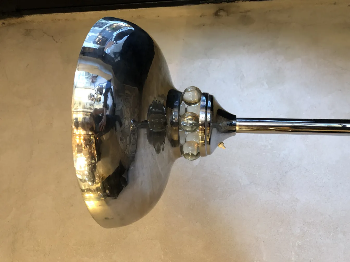 Luminária de pé antiga com base brilhante em ambiente moderno