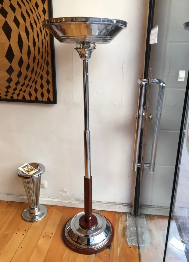 Lámpara de pie antigua de metal brillante en una habitación moderna